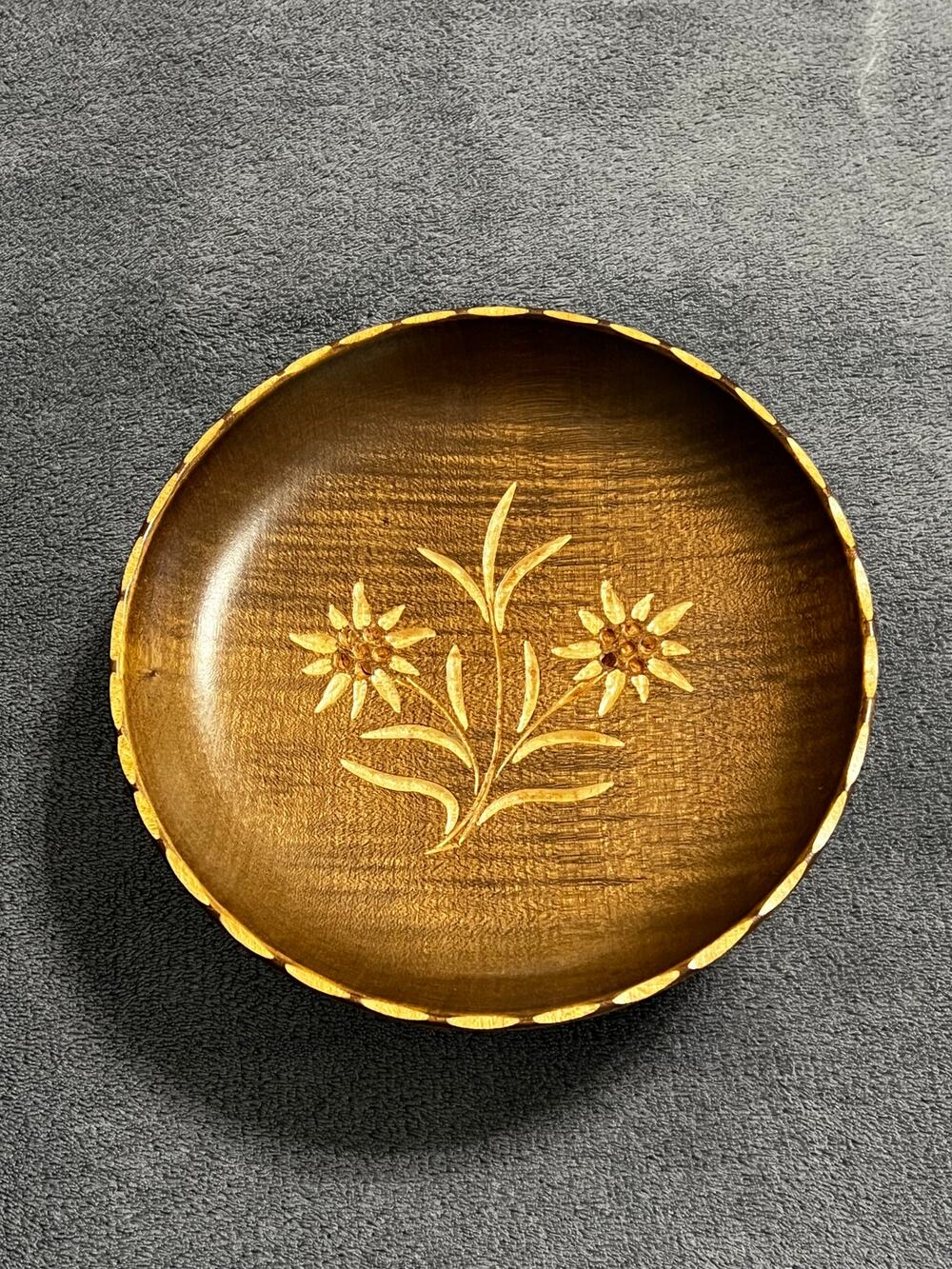 Vintage Treenware Reuge Edelweiss Swiss Musical Rotating Plate w/Carved Flower